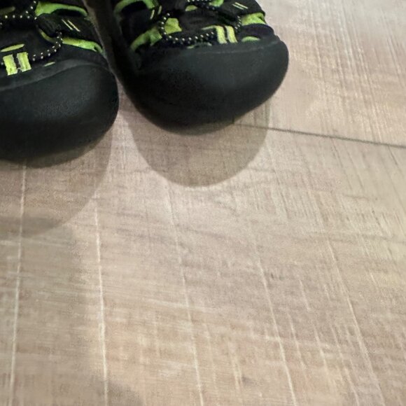 KEEN YOUTH SIZE 5 GREEN BLACK CLOSED TOE SHOES NWOT - Picture 4 of 10